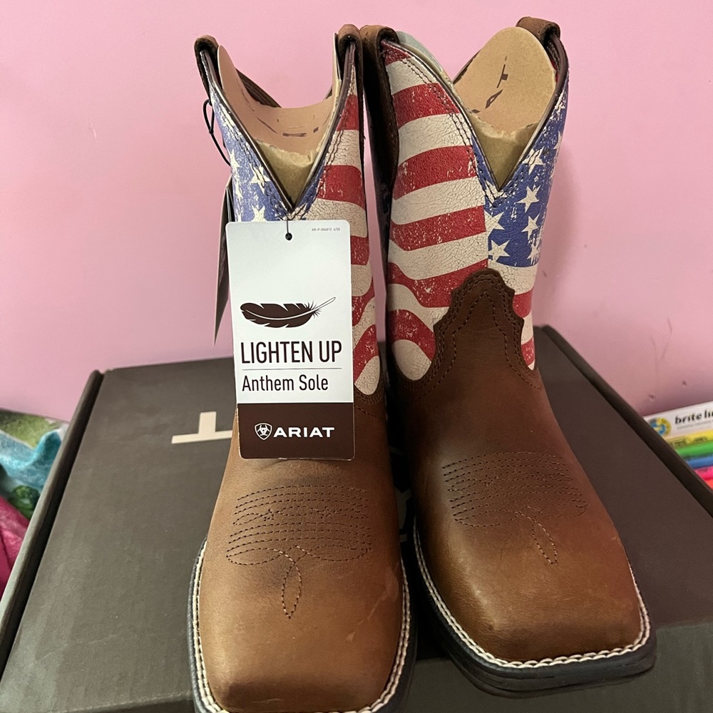 NEVER WORN Ariat short boots!!